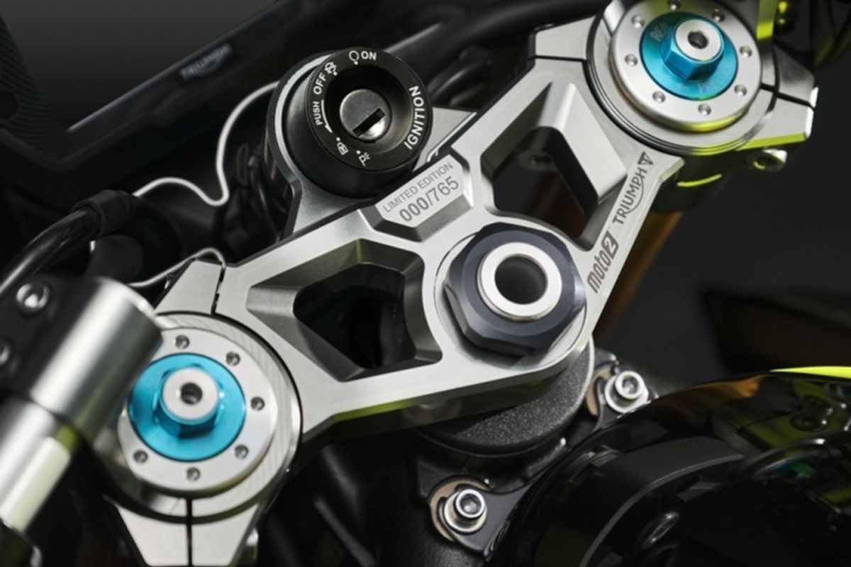 Nummer auf der Gabelbrücke: Von der Moto2-Edition der triumph Street Triple werden von den beiden Farbversionen nur je 765 Stück gebaut 
