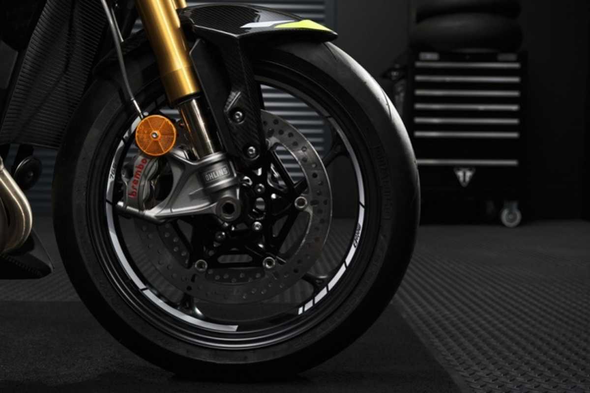 Hiigh End: Öhlins-Gabel und Brembo Stylema Bremszangen an der Front der Triumph Street Triple 765 Moto2-Edition 