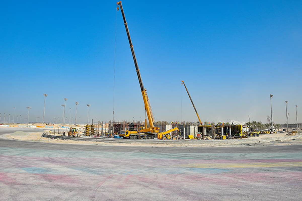 Turn 1: Hier werden innen die VIP-Lounges gebaut mit guten Logenplätzen auf die Action 