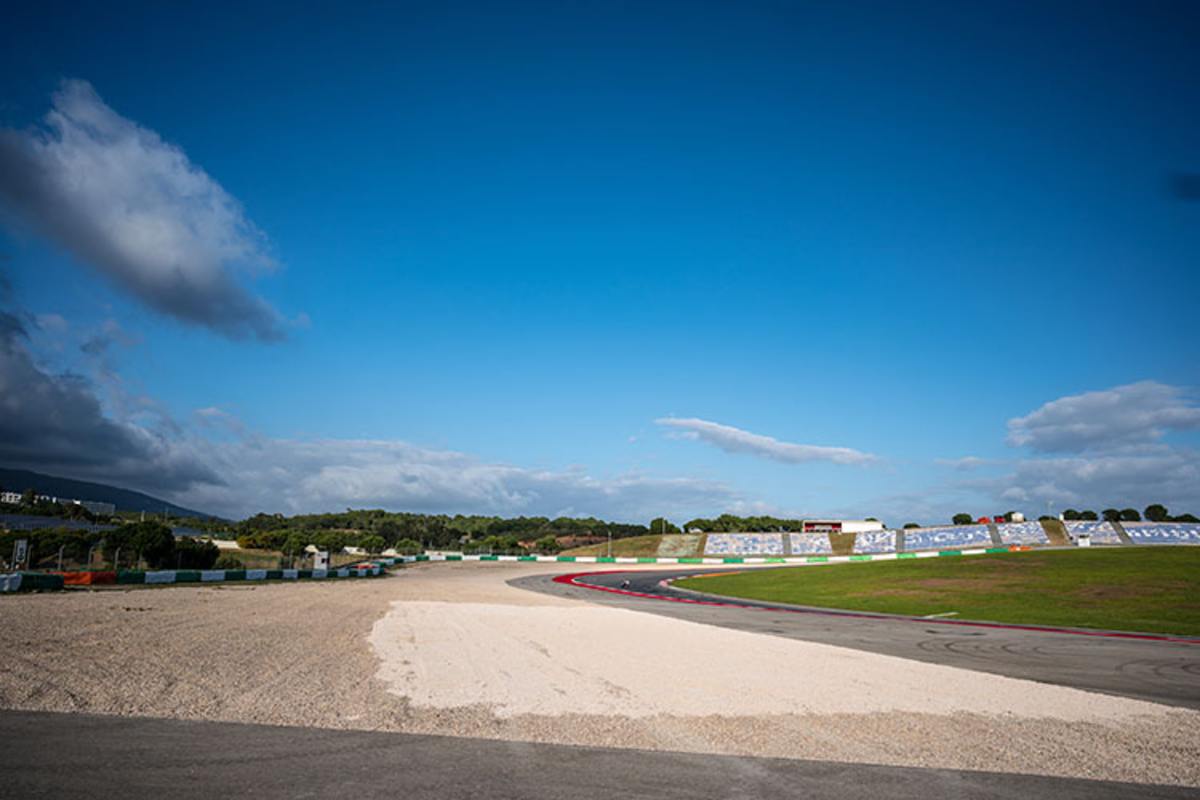 Nach dem MotoGP-Test in Portimão wurden die illegalen Hühnereier-grossen Steine in den Kiesbetten mit einer dünnen Schicht Kies zugedeckt 