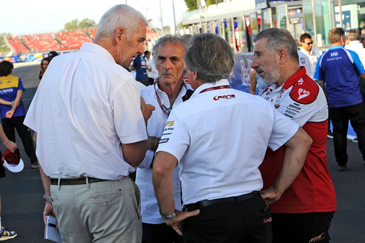 Nach der Schweigeminute zu Ehren von IRTA-CEO Mike Trimby in Misano: GW mit den Weltmeistern Uncini, Pons und Aspar Martinez (rechts) 