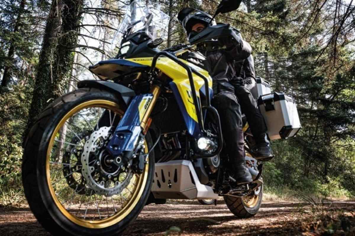 Technisch sind die Grundvoraussetzungen für Geländeeinsatz gegeben: Suzuki V-Strom 800DE
