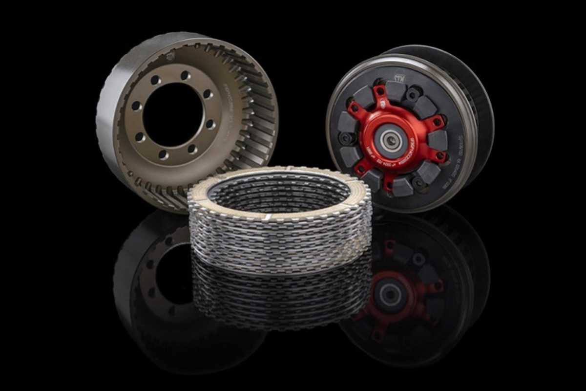 Die riockenkupplung (auf 2023 kleiner und leichter) ermöglicht die Befüllung mit einem Racing-Motorenoel, das 3,5 PS Mehrleistung bringt