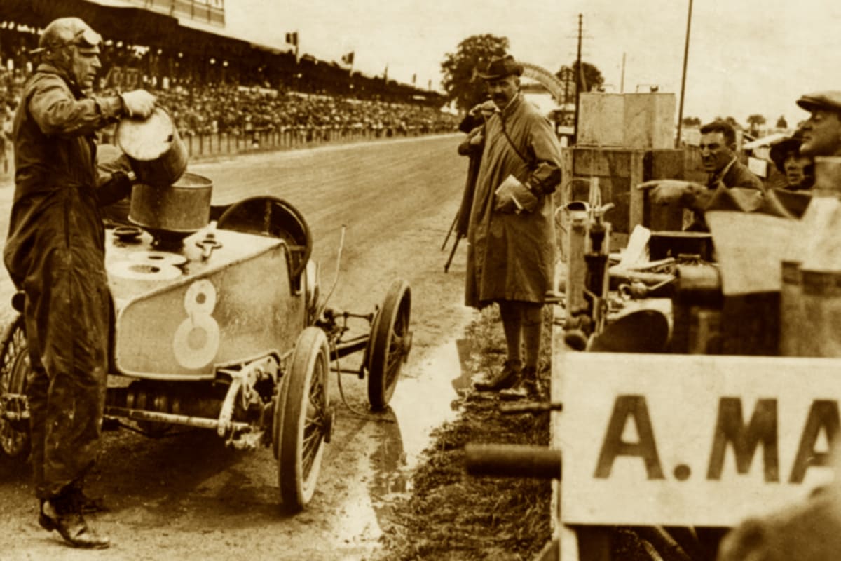 So sah 1922 ein Boxenstopp bei Aston Martin aus