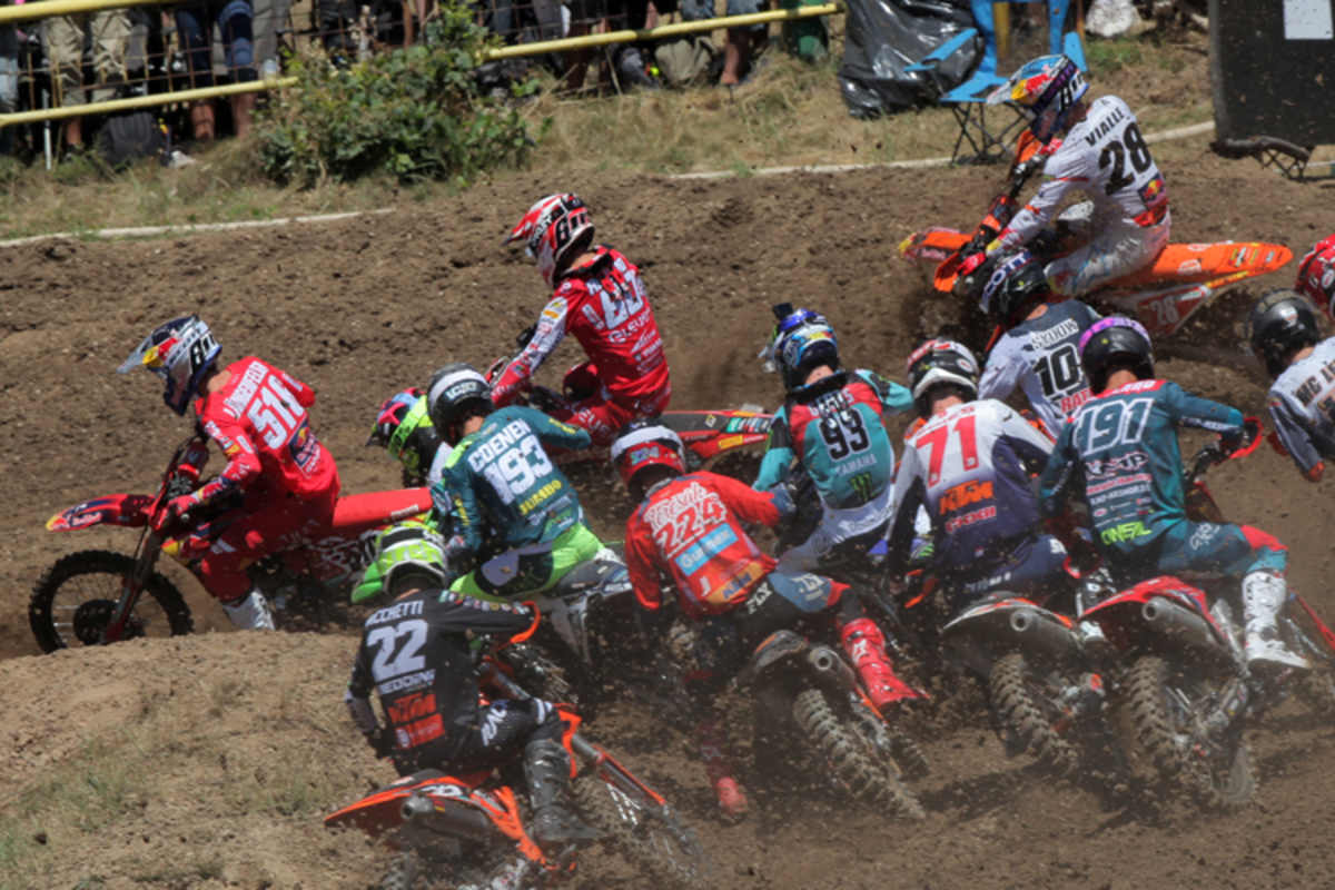 In der ersten Kurve wurde Vialle nach außen abgedrängt