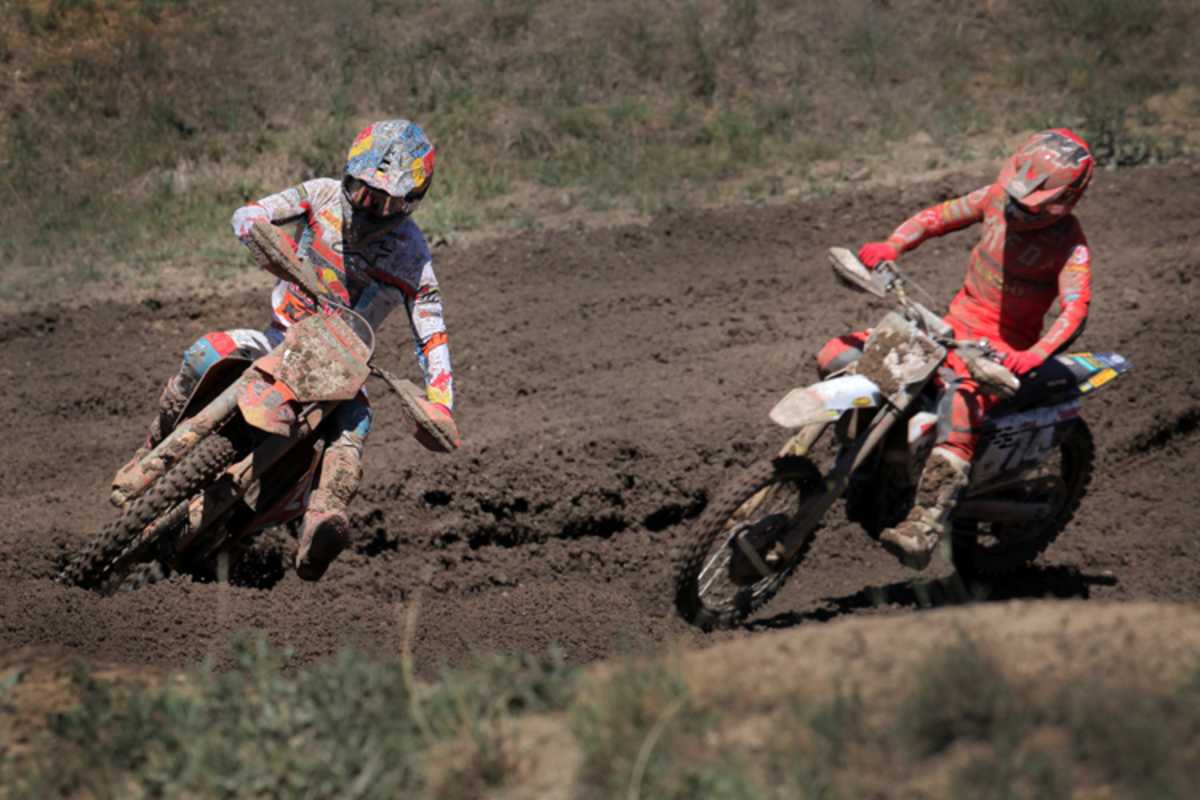 Kay de Wolf (#74) ist schon am Hinterrad von Vialle und wird ihn gleich überholen