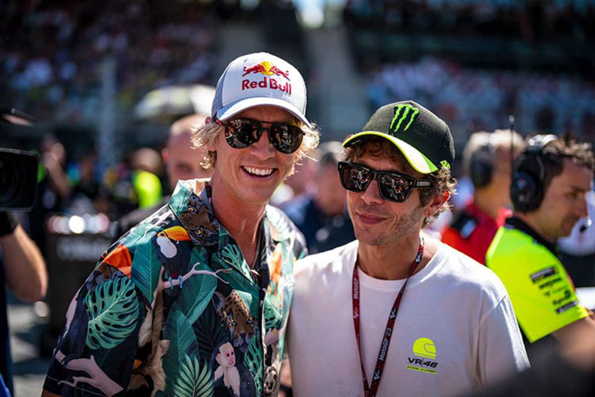 Der 188 cm große Fabio Wibmer mit Valentino Rossi