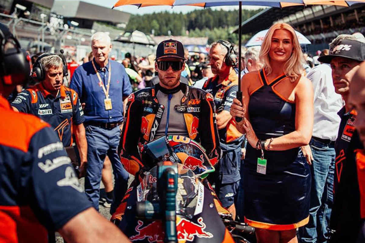 Ein seltenes Bild: Günther Wiesinger auf einem MotoGP-Grid (Spielberg 2023) bei Brad Binder 