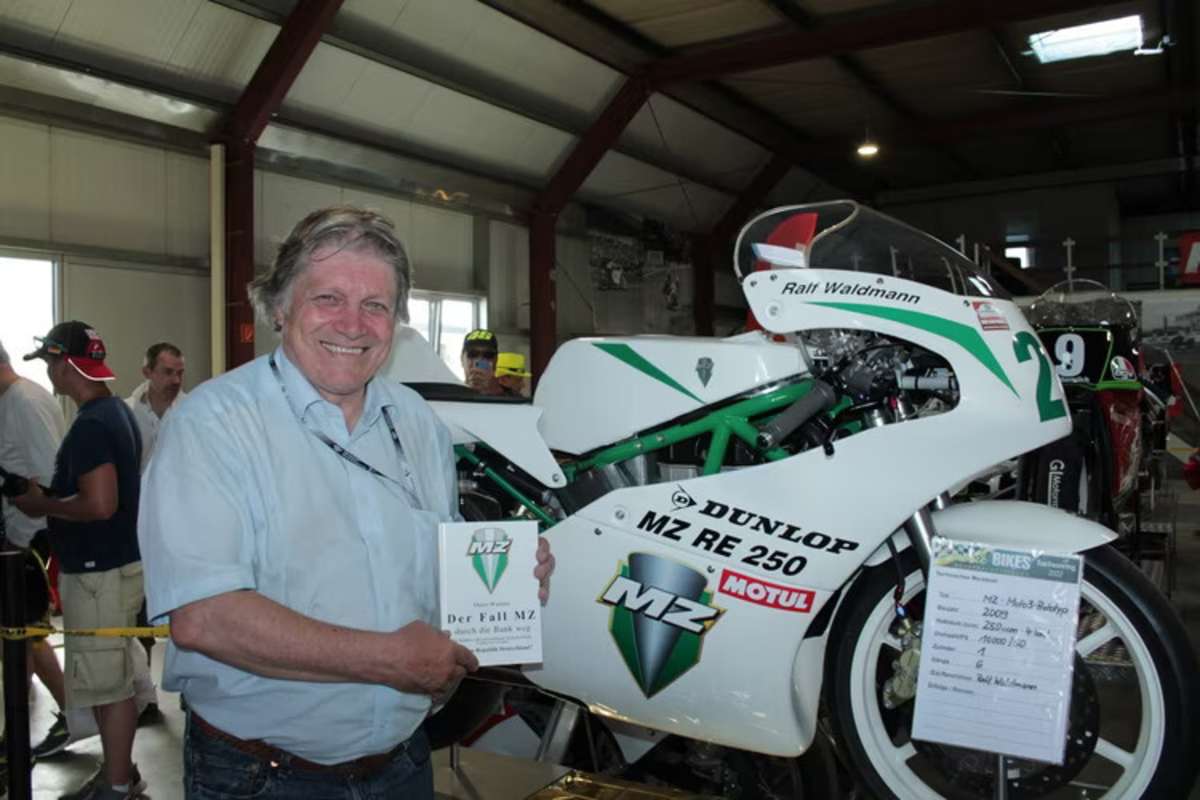 Der dreifache Grand Prix-Sieger Wimmer vor der MZ-Rennmaschine 