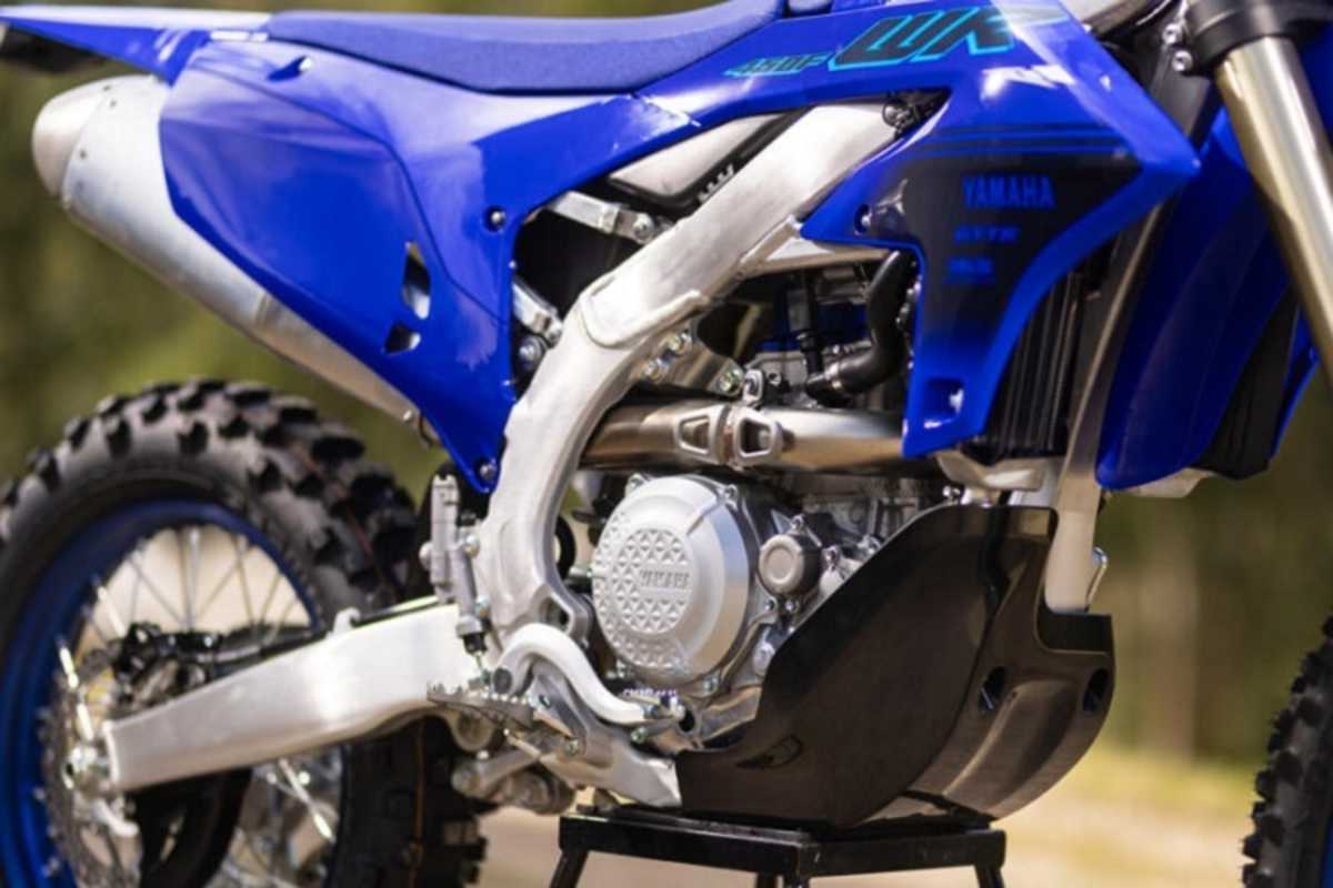 Enduro-Ausstattung: 18er Hinterrad, Motorschutz, Seitenständer, spezifisch abgestimmte Federelemente