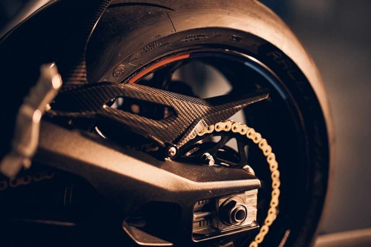 Sieht schnell aus: Karbon-Kettenschutz, Semislick