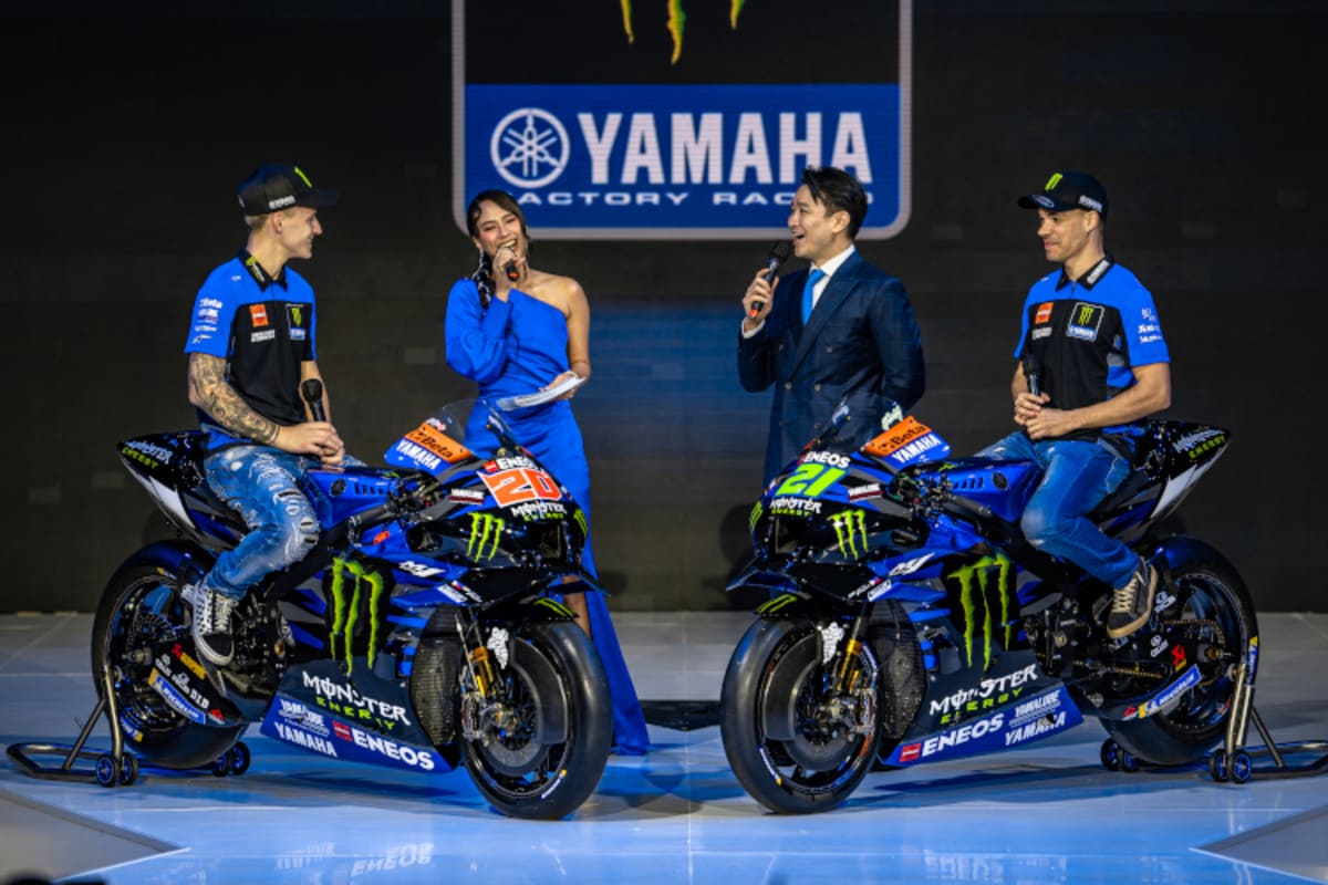 Quartararo und Morbidelli auf der Bühne in Jakarta: Auch die blaue Teambekleidung ist neu