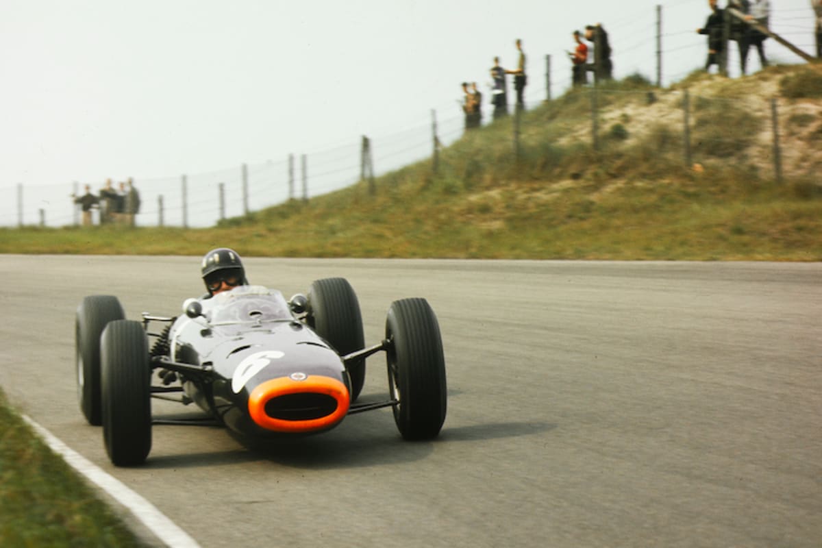 Graham Hill hetzt 1964 durch die Dünen