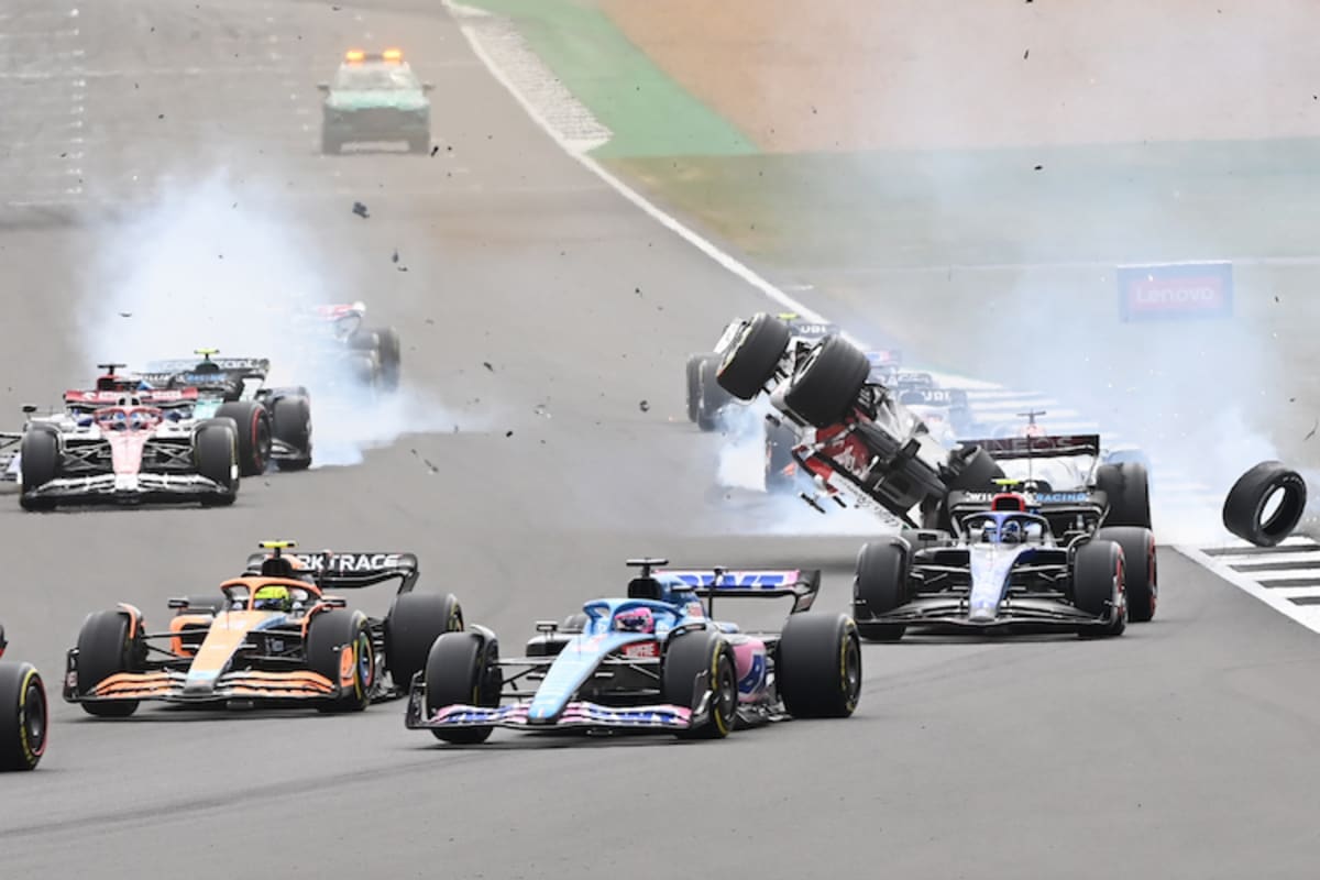 Der Alfa Romeo von Zhou wurde von Russells Mercedes ausgehebelt