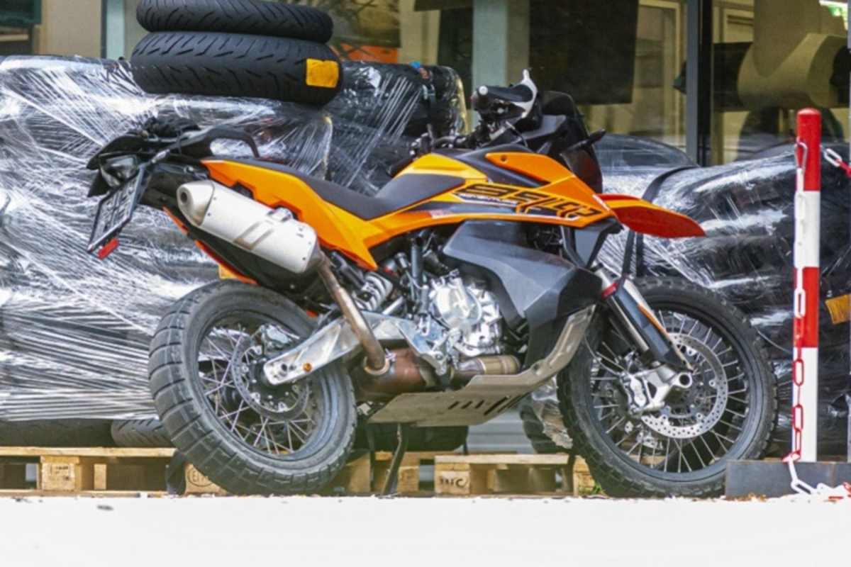 Testmuli der KTM 990 Adventure, die frühestens auf Anfang 2024 kommt