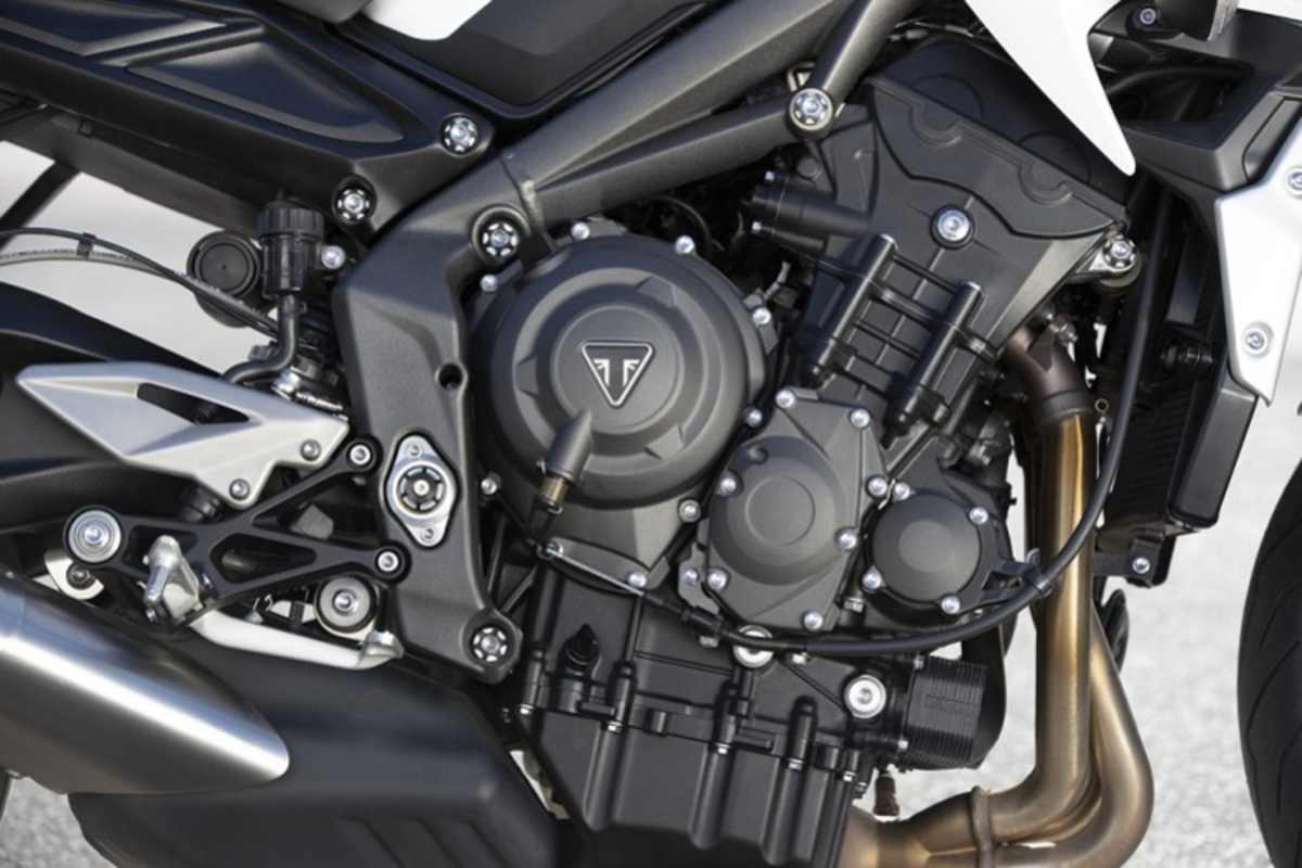 Der Motor der Triumph Street Triple ist mit seiner separat gefertigten Zylinderbank völlig anders aufgebaut