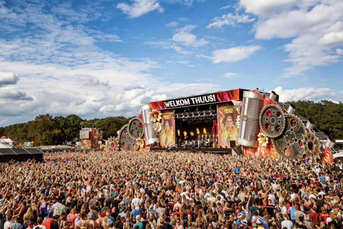 Die Hauptbühne des Zwarte Cross mit dem überdimensionalen Getriebe neben der Bühne