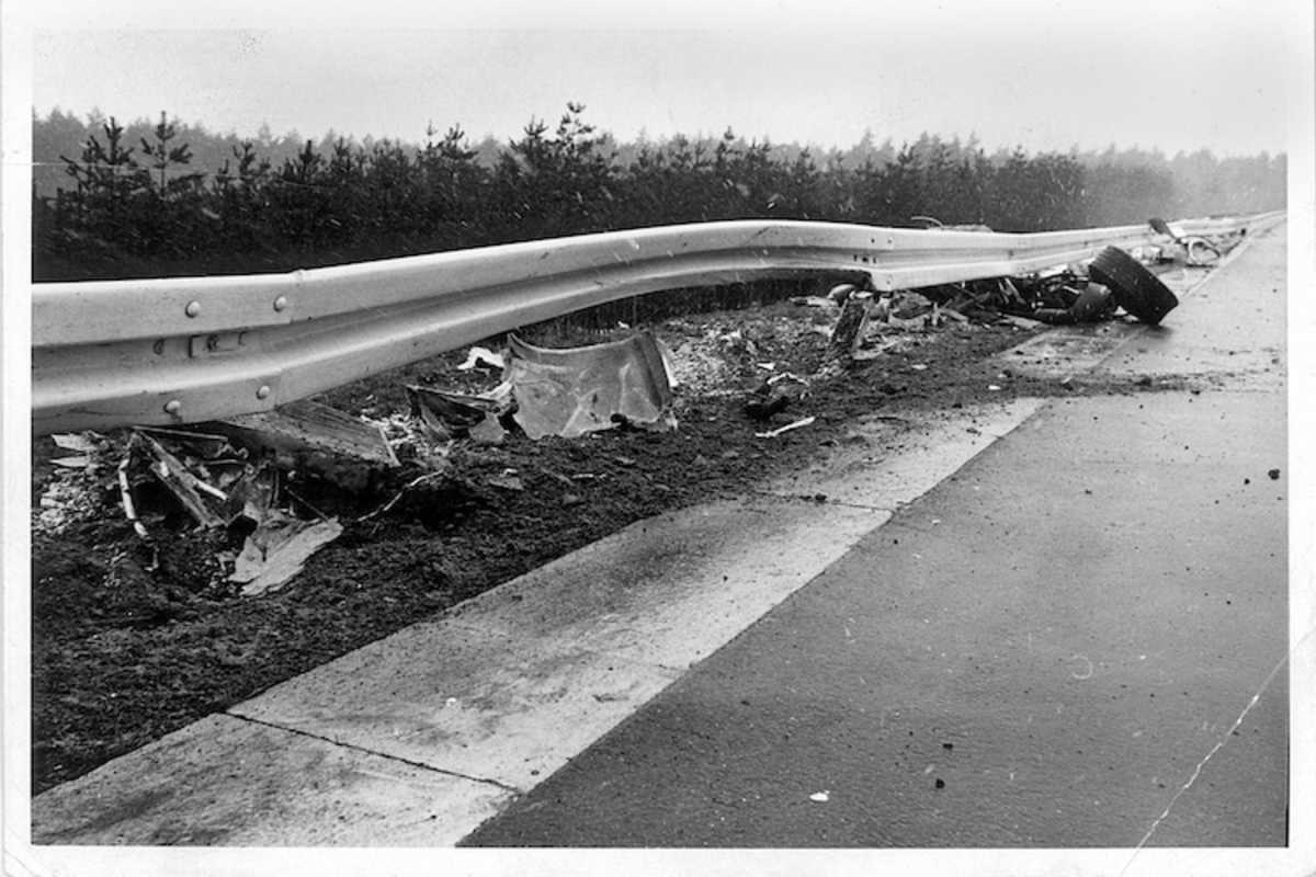 … der Rest des Porsche 917 liegt 200 Meter entfernt in Einzelteilen herum