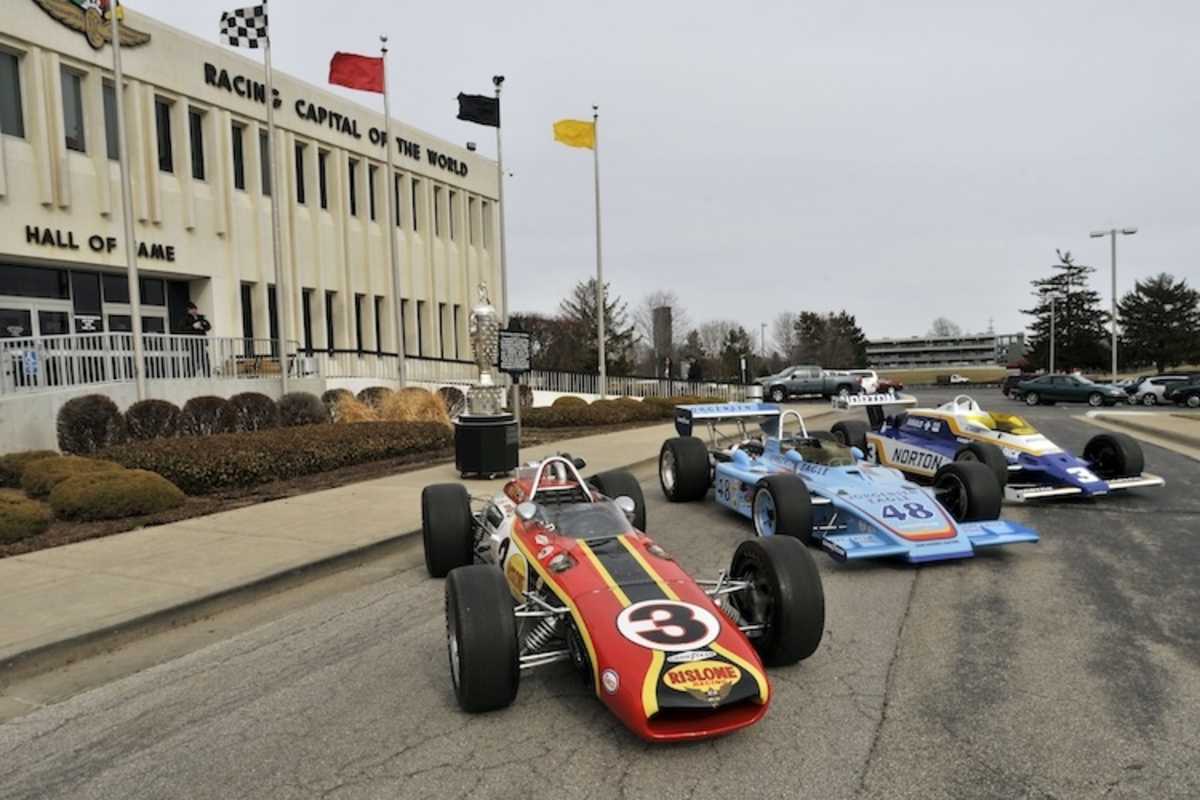 Die drei Indy 500-Siegerautos von Unser vor dem Motorsport-Museum des Indianapolis Motor Speedway