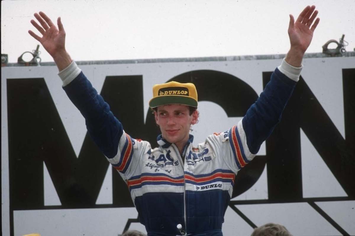 Ein Sieger grüßt seine Fans: Bellof nach seinem sensationellen Norisring-Triumph 1983 im Porsche 956