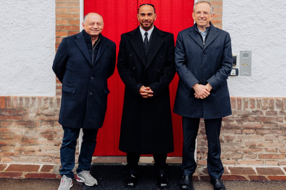 Hamilton mit Teamchef Fred Vasseur (links) und Ferrari-CEO Benedetto Vigna