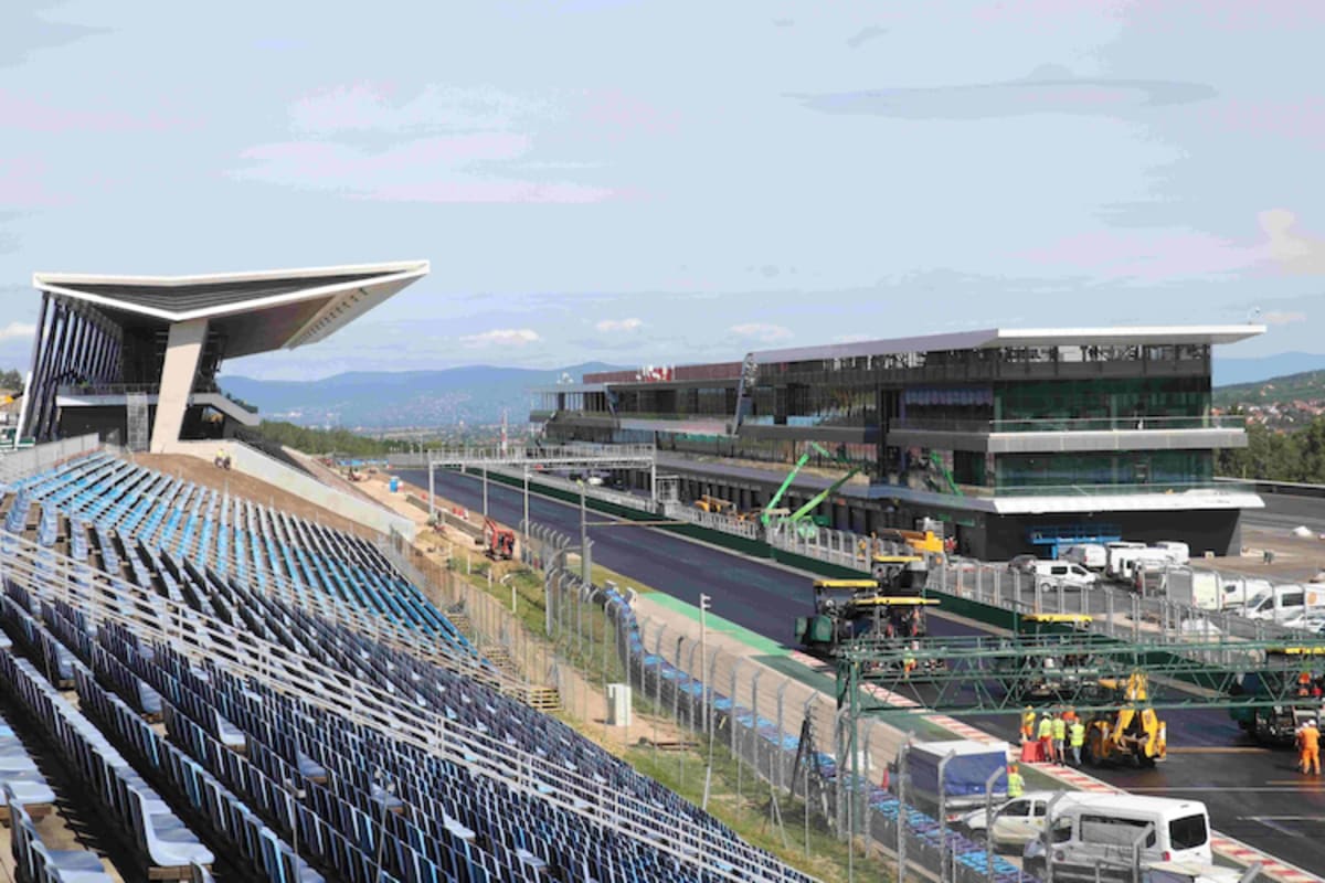 Während der Asphaltier-Arbeiten in Mai