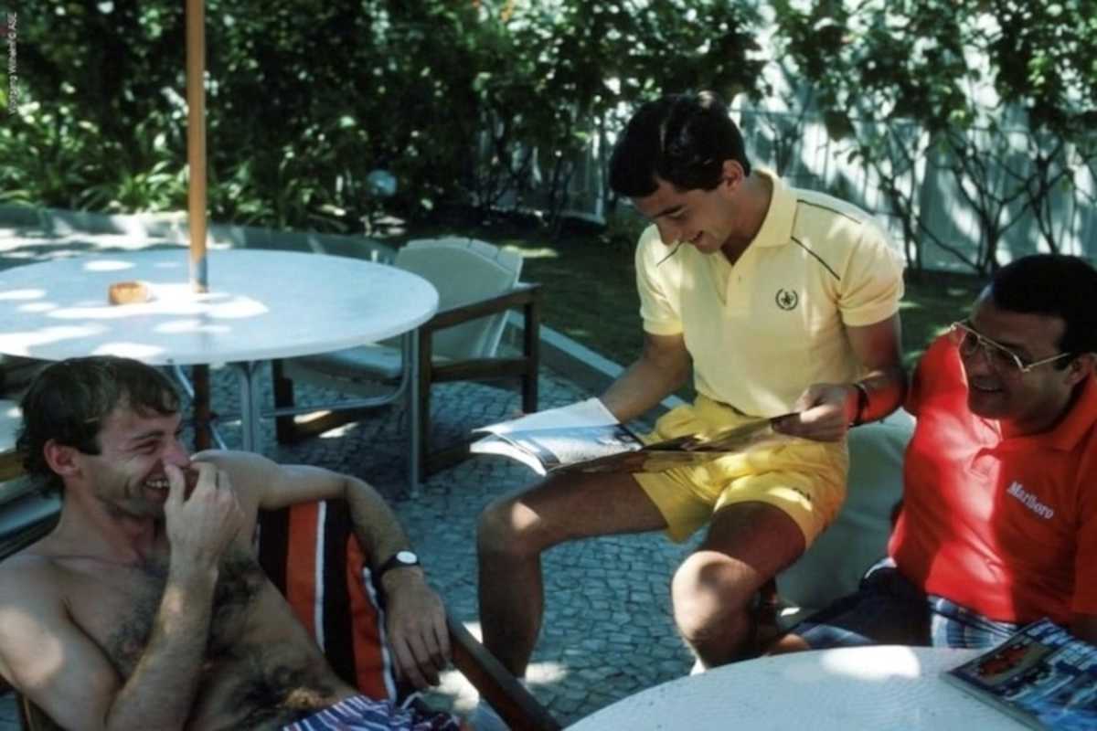 Ein Bild das Bände spricht: Bellof und Senna 1985 in entspannter Atmosphäre, rechts Senna-Freund Domingos Piedade