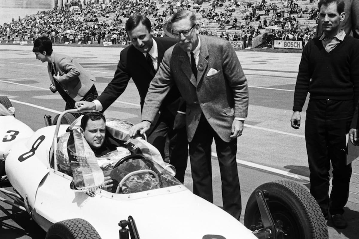 Der erste Sieger heißt Günther Schmitt: Rennleiter Gernot Leistner (links) und Huschke von Hanstein gratulieren bei Zielankunft