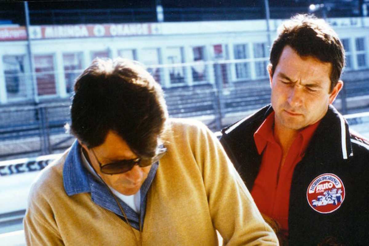 Kritischer Blick aufs Slalom-Resultat: «Stimmt das alles auch?» scheint DRM-Champion Bob Wollek Lehrgangsleiter Braun zu fragen 