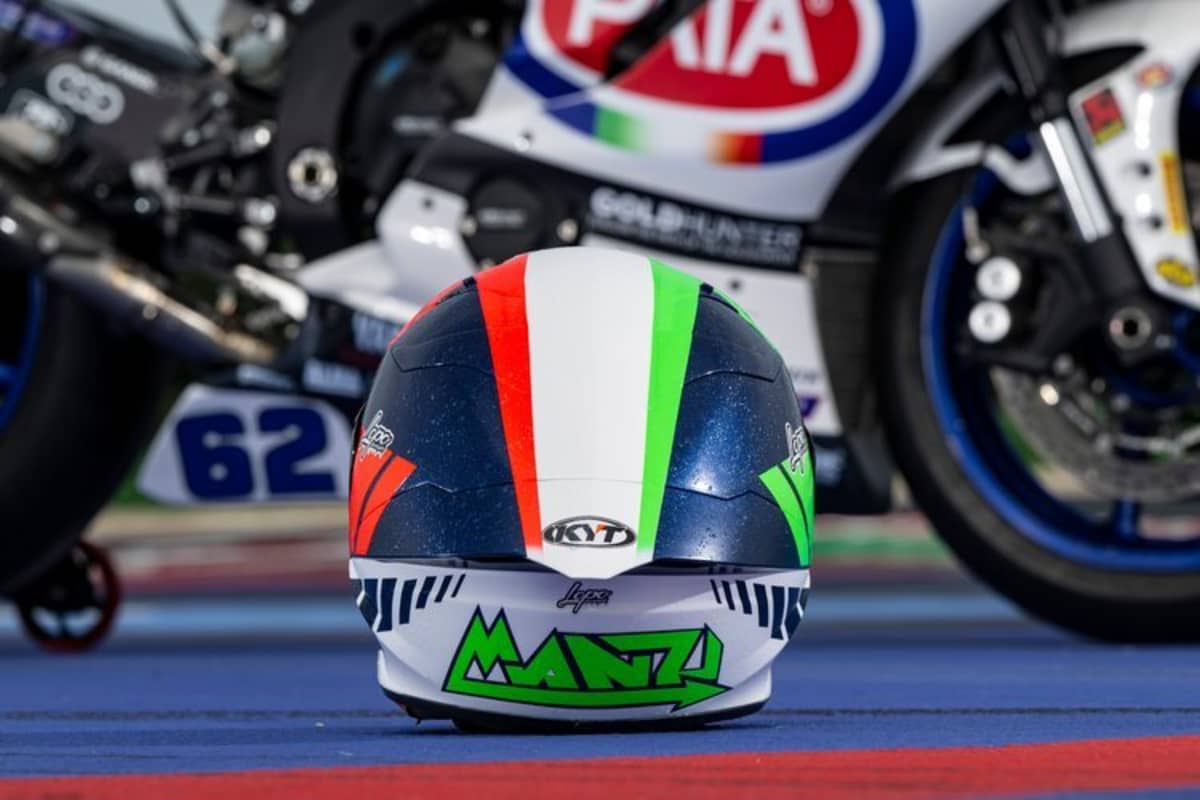 Auch Helm und Lederkombi wurden passend designed