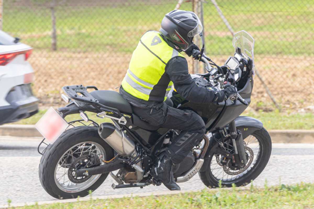 Neckisches indisches Detail: Abdeckgitter links des Hinterrads, damit sich der Sari der Beifahrerin nicht ins Hinterrad wickeln kann