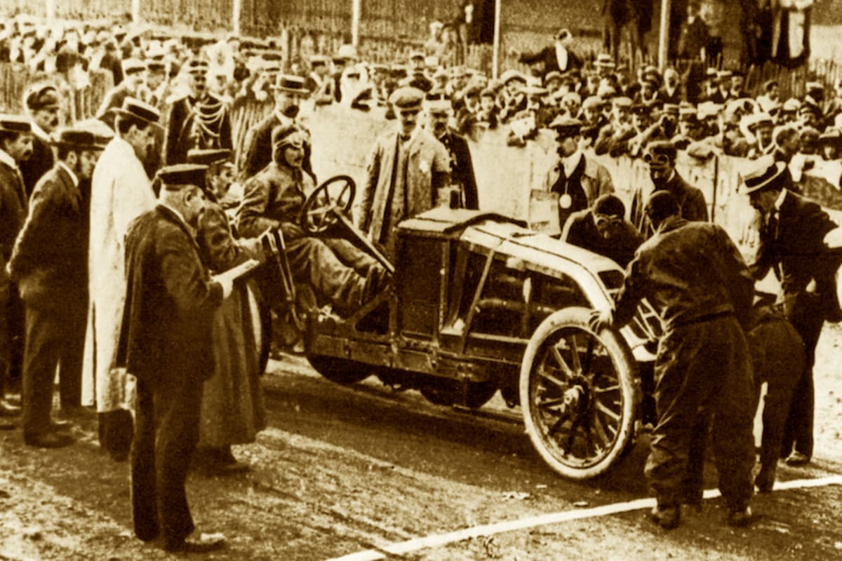 Der erste GP-Sieger kam aus Ungarn: Ferenc Szisz mit seinem Renault 1906 in Le Mans