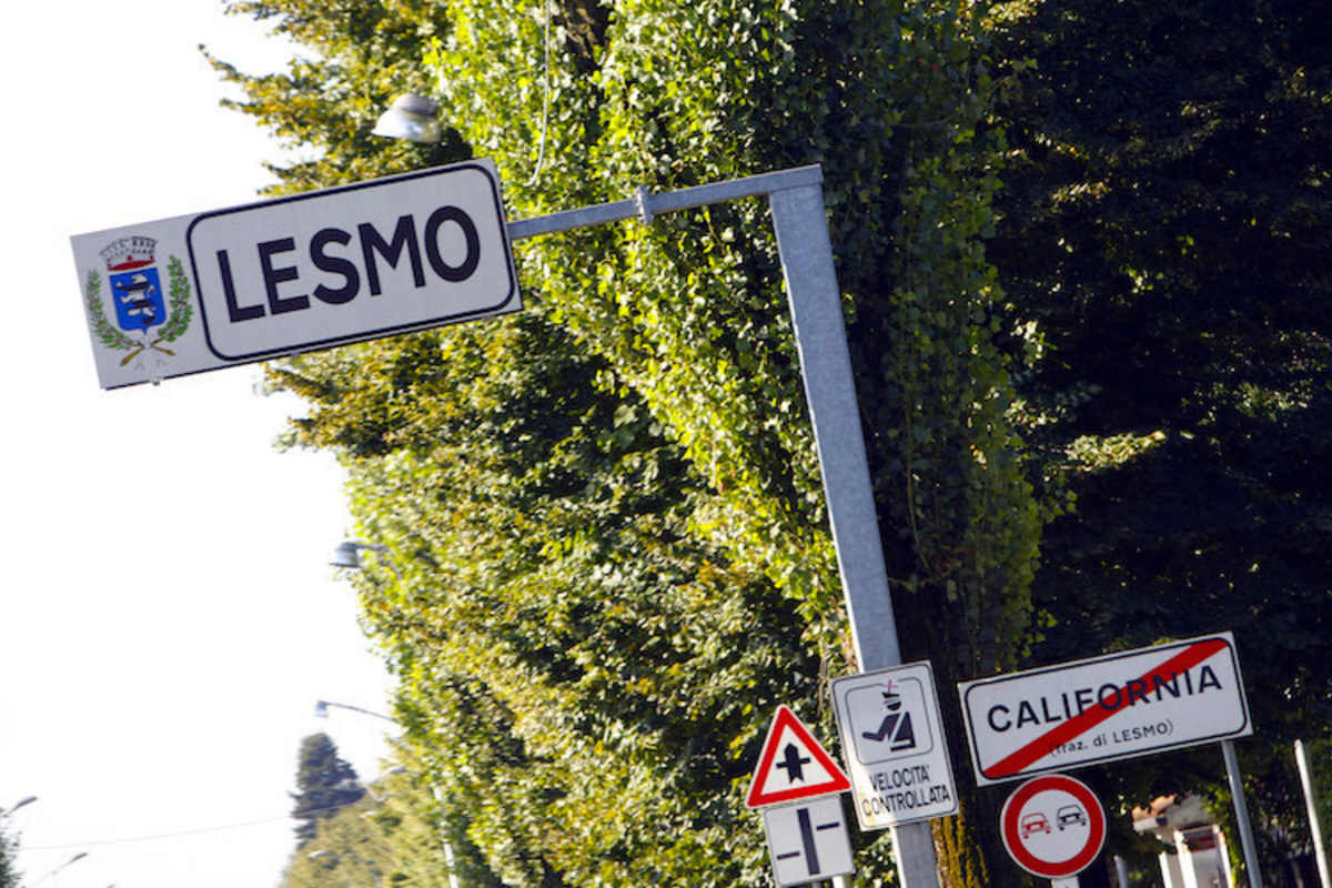 Lesmo: Ortschaft und Kurvenname