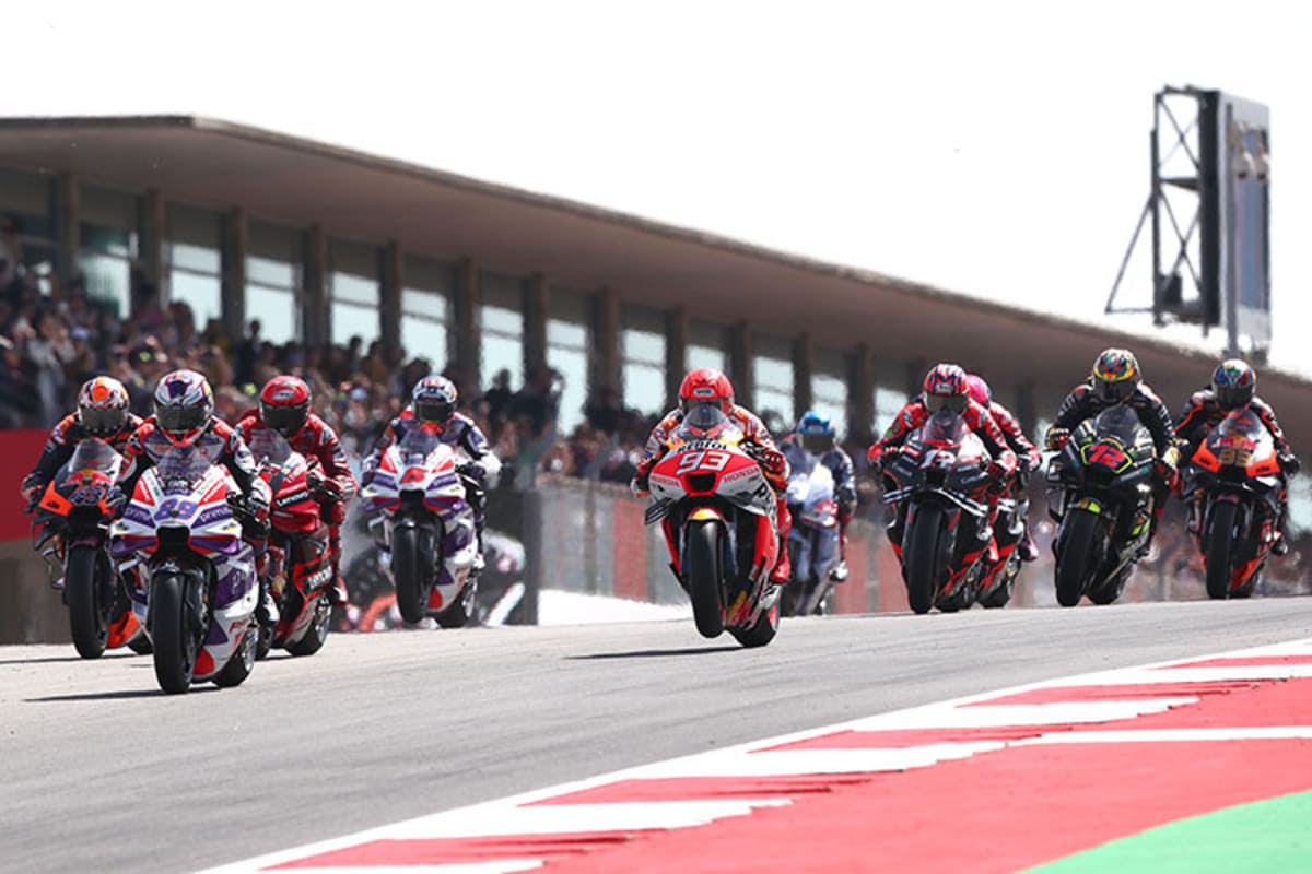 Ikonisch: die harte Bergab-Anbremszone vor Kurve 1.