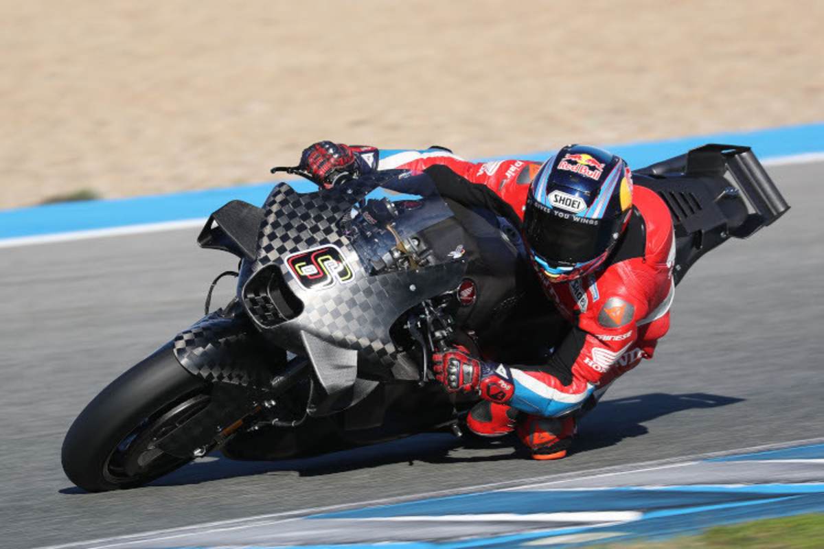 Stefan Bradl mit großem Heckspoiler an der RC213V