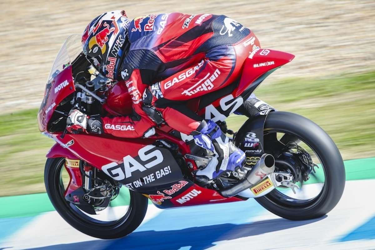 Der ist aber groß. Aber auch sehr schlank. Der schlaksige Jacob Roulstone faltet sich auf die Moto3-GasGas