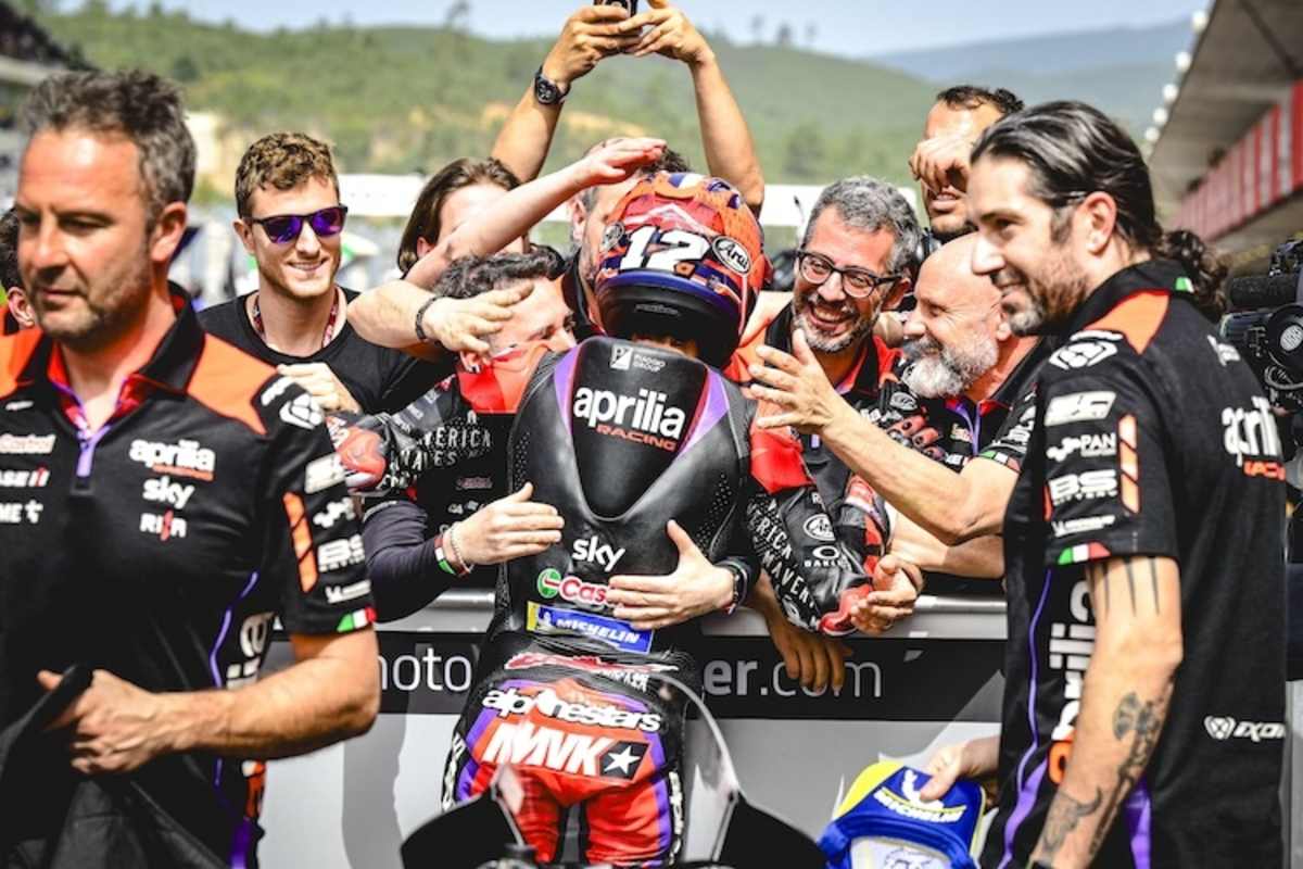 Applaus für «Top Gun» Maverick Vinales vom Aprilia-Werksteam