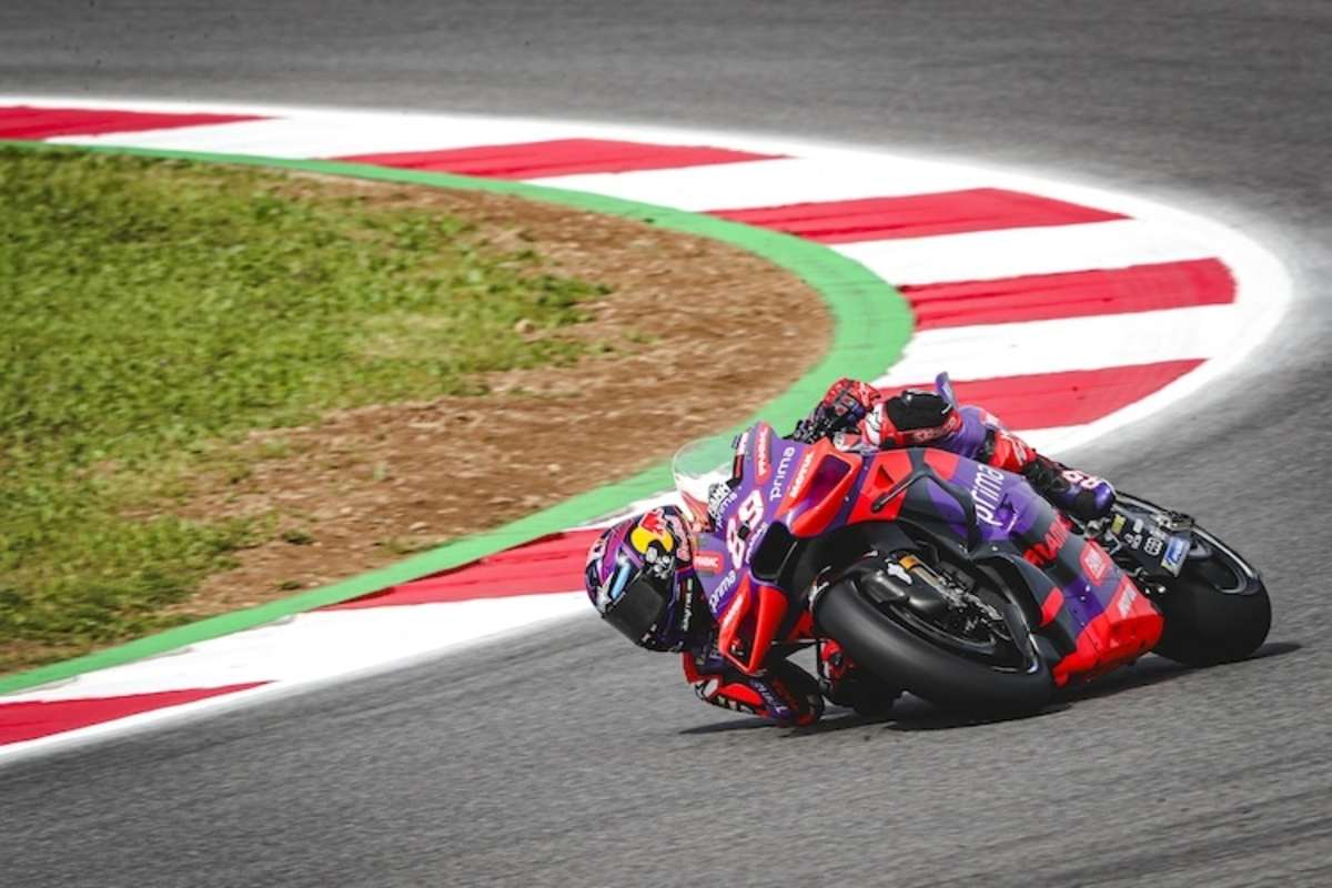 MotoGP und der volle Körpereinsatz. WM-Tabellenführer Jorge Martin pflegt ebenfalls einen extremen Stil bis die Schulter schleift