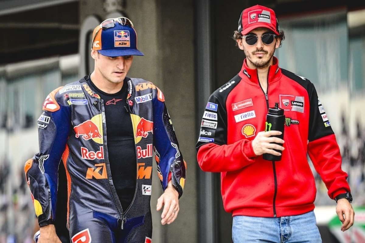 Worüber plaudern die beiden Werksfahrer Miller und Bagnaia? Miller: «Hab mir den wilden Hund Acosta von hinten angeschaut». Bagnaia: «Ich weiß, ich mir auch!»