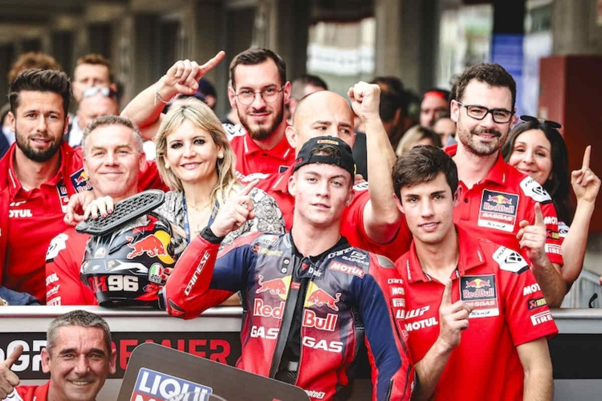 Happy Team. Die siegreiche GASGAS-Tech3-Mannschaft