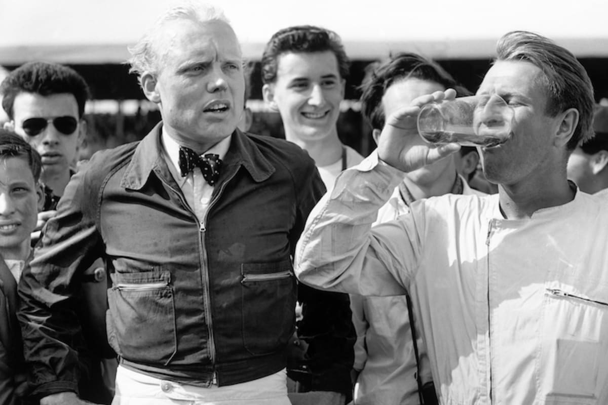 Hawthorn mit seiner üblichen Fliege, rechts (trinkend) sein Kumpel Peter Collins