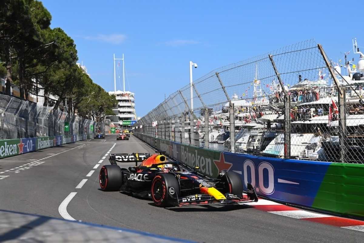 Max Verstappen 2023 in der Tabac-Kurve