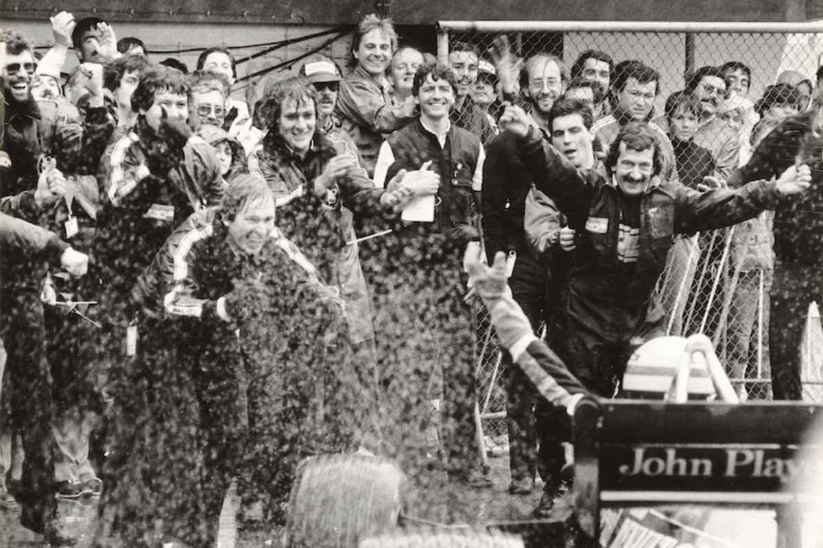 Die Lotus-Mannschaft empfängt den Sieger