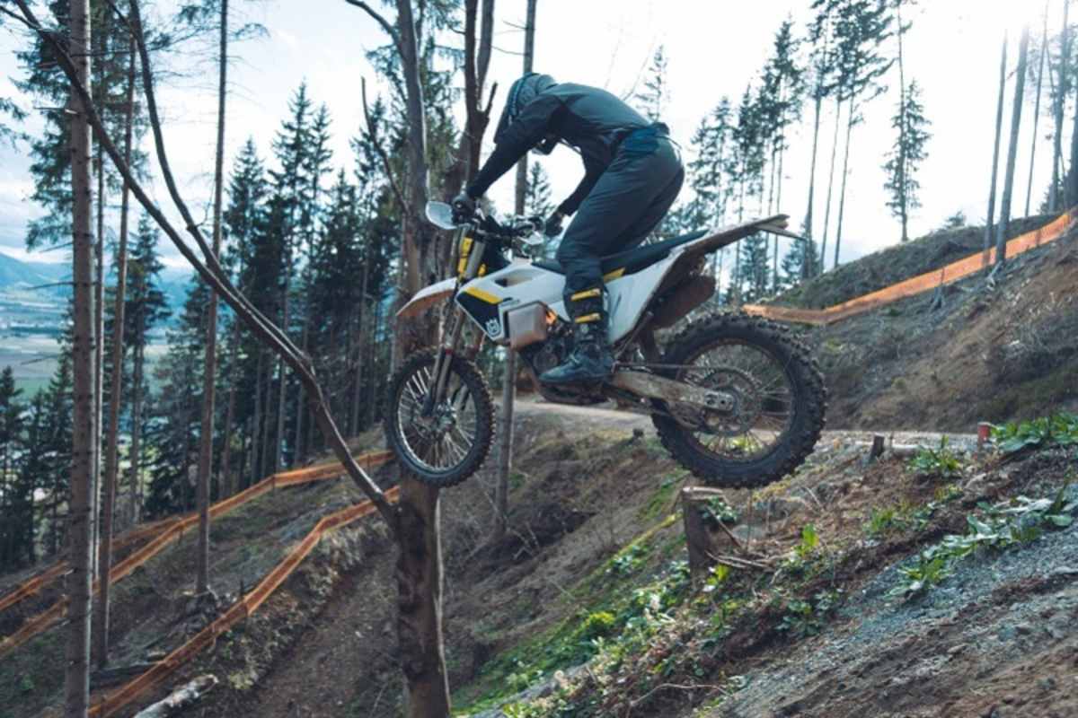 Vollwertiges Enduro-Fahrwerk für die sanfte Landung: Husqvarna TE125