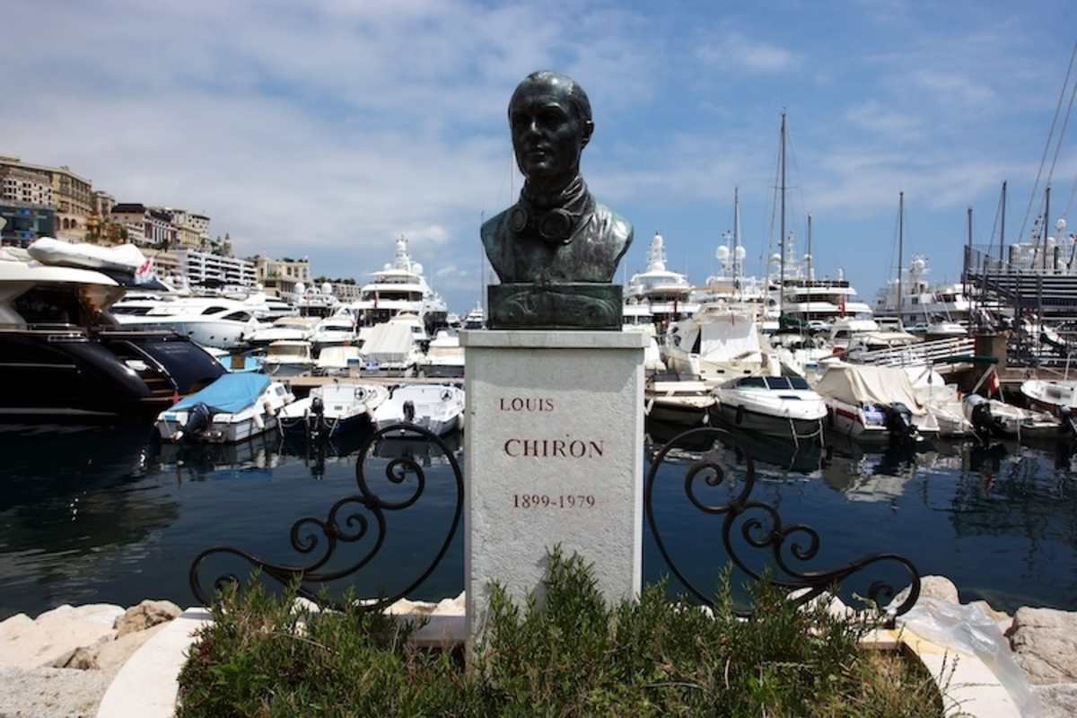 Büste für Louis Chiron am Hafen