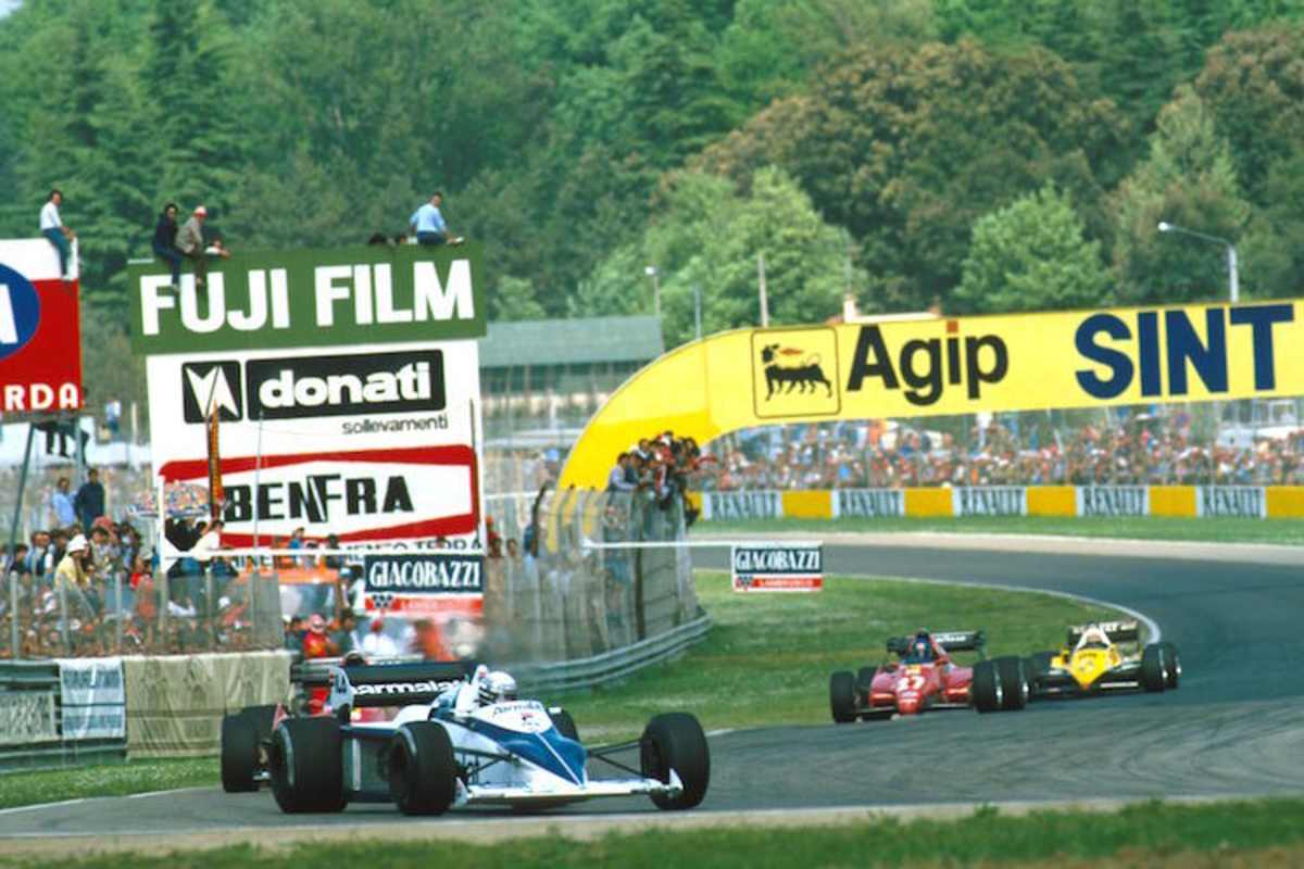 Riccardo führt vor den Ferrari in Imola 1983, die Tifosi haben keine Freude