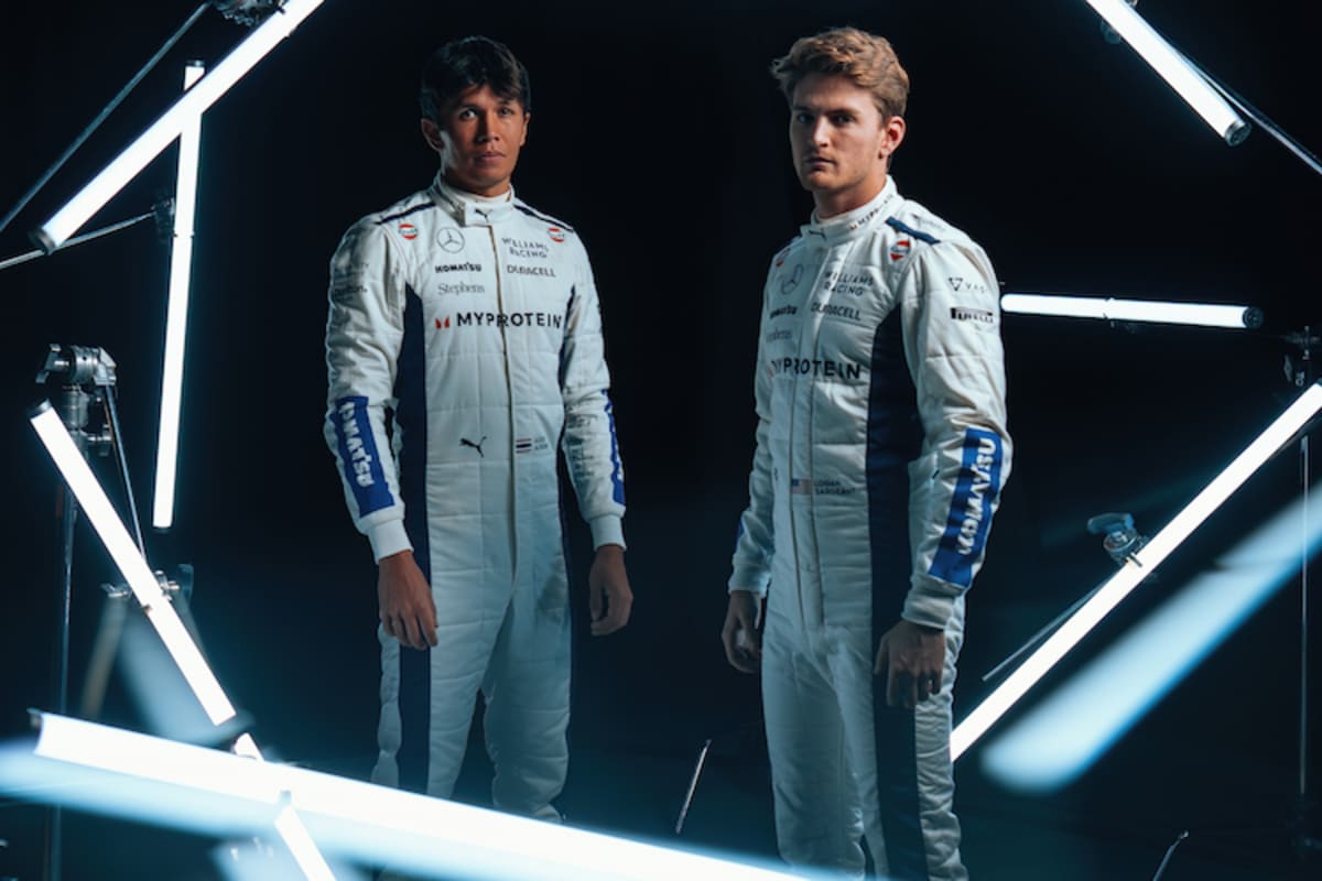 Alex Albon und Logan Sargeant in ihren neuen Rennanzügen
