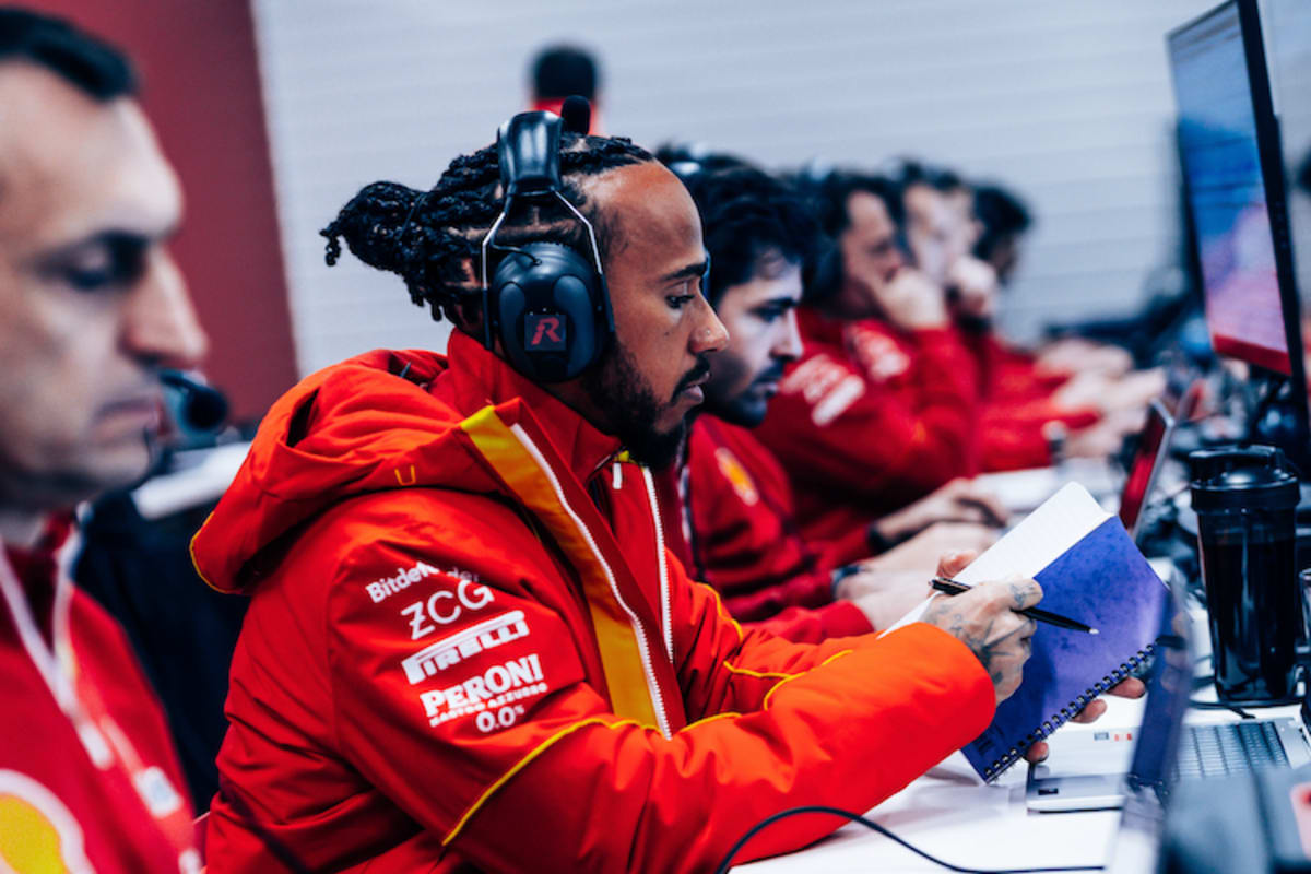 Hamilton mit seinem blauen Notizbuch, im Vordergrund Riccardo Adami