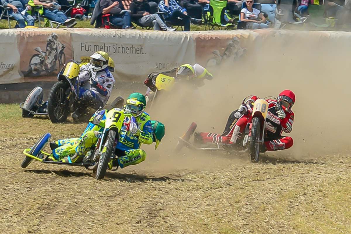 Detz/Portijk (1) driften auf die Airfences zu, Straub/Löffler (57) können sich retten