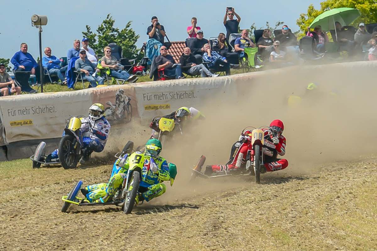 Detz versucht sich nach innen zu retten, hinten rechts tauchen Schramm/Bacher auf